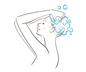 石鹸シャンプーをする女性